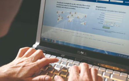 Facebook, Google und Twitter wollen mehr gegen Manipulationen tun