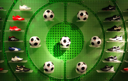 Sporthändler will "Beratungsklau" durch Gebühr verhindern