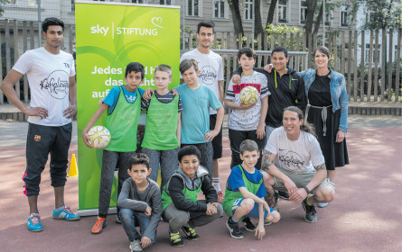 Sky Stiftung im Fußballkäfig