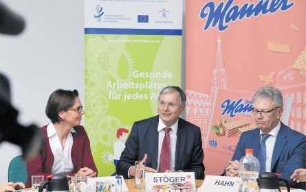 Manner steht auf fitte Mitarbeiter