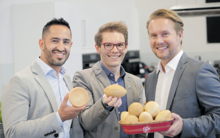 Der Ball soll weit übers Spielfeld hinaus fliegen