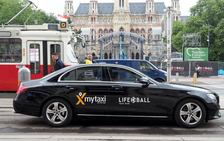 mytaxi unterstützt den Life Ball
