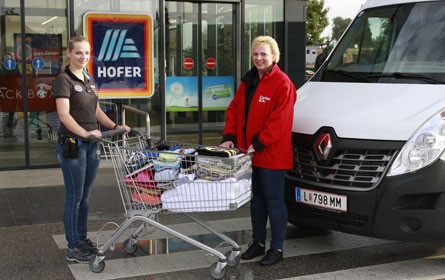 Hofer hilft Caritas helfen und spendet Kleidung für Familien in Not