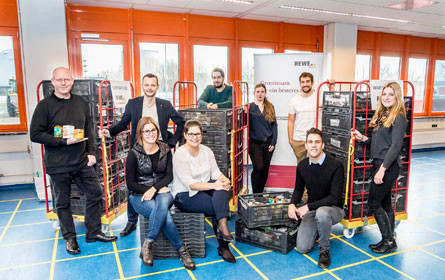 Rewe spendet 20 Meter hohen Warenturm an die Wiener Tafel