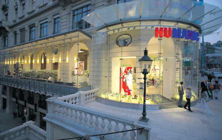 Leder & Schuh wächst