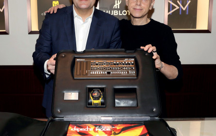 55 Nobeluhren für einen karitativen Zweck