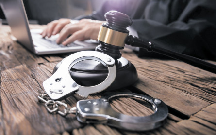 Die Faust des Gesetzes im Nacken