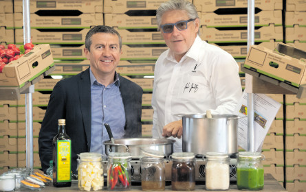 Asiatische Schärfe trifft auf bunte Salatvielfalt