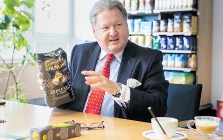 Tchibo-General Harald J. Mayer feiert die Vielfalt