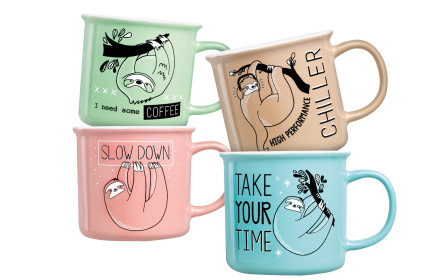 Neue Merkur Sammelaktion: Bunte Faultier-Tassen mit chilligen Sprüchen