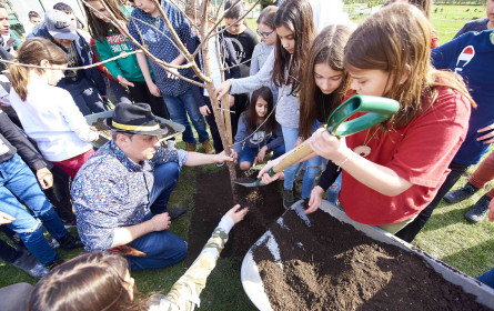 Hans Staud setzt Spatenstich zum internationalen Baumpflanztag