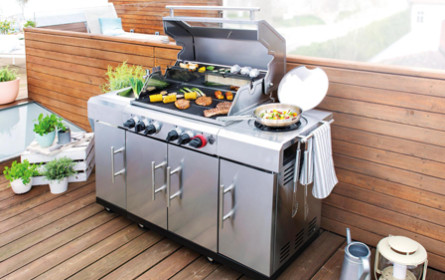 Hofer eröffnet die Grillsaison mit zahlreichen Grills und praktischem Zubehör