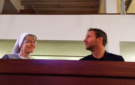 TV-Experiment: Matthias Strolz mit „Strolz trifft Nonne“