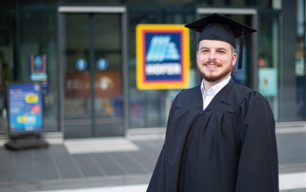 Hofer: Regionalverkaufsleiter Benedikt Sint verbindet Job und Studium
