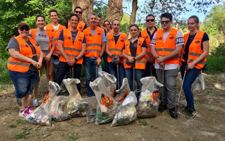 Hofer-Mitarbeiter top im Einsatz gegen den Umweltflop