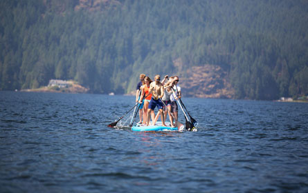 Hervis macht Trendsportart Stand Up Paddling teamfähig