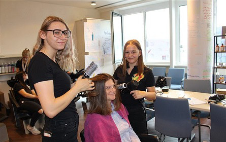 dm: Ausbildungsstart für Friseure und Kosmetiker