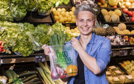 Raus aus Plastik: Adeg setzt auf Öko-Sackerl