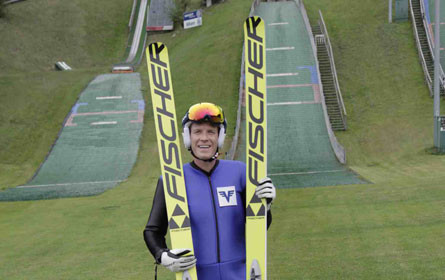 Café Puls-Moderator Florian Danner wird zum Skispringer auf Puls 4