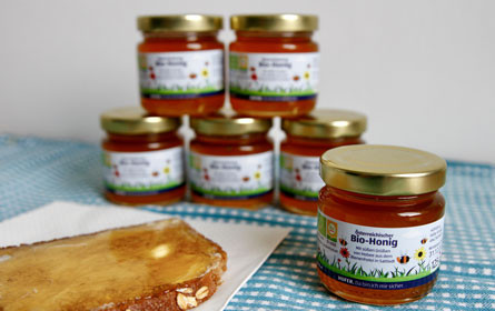 Hofer verteilt Bio-Honig aus dem hauseigenen Bienenhotel an seine Mitarbeiter