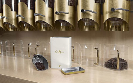 Tchibo befüllt mitgebrachte Kaffeedosen