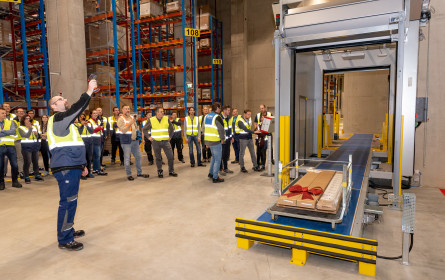 Erste Kundenlieferung vom IKEA Logistikzentrum Wien