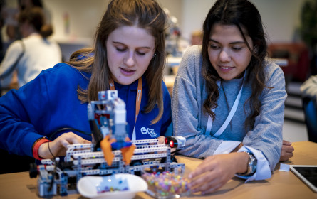 Mädchen sprechen die Sprache der Zukunft