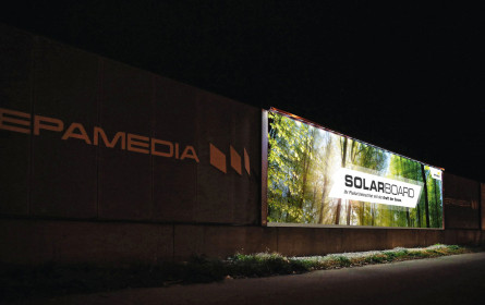 Plakate im Spotlight: Out-of-Home-Experte Epamedia präsentiert Solarboard