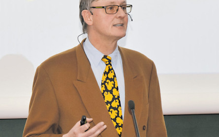 Mutter bindet Tochter enger