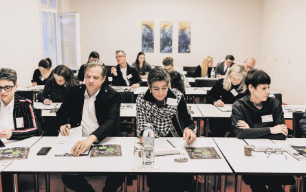 medianet bittet vor den Vorhang