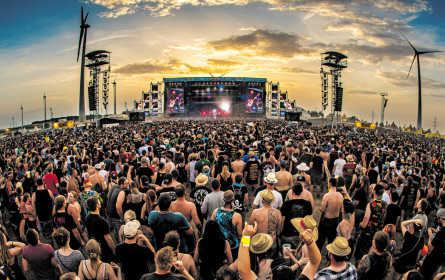 Hinter der Bühne Volume aufdrehen