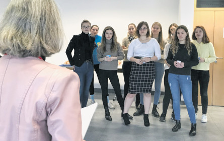 Studierende im Diskurs mit Profis 