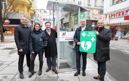 Erste Gewista/A1-Telefonzelle mit eingebautem Laien-Defi