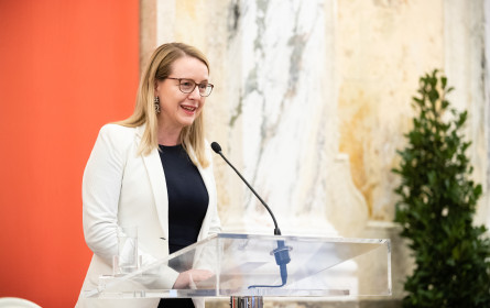 Wirtschaftsministerin Schramböck überreichte Ehrenzeichen