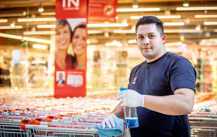 Interspar desinfiziert für jeden Kunden den Einkaufswagen