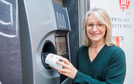 Erstmals wird Ja! Natürlich Milch in Mehrweg-Glasflaschen ausgeliefert