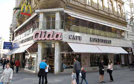 Wiener Café-Konditorei Aida zeigt stellvertretend für die Branche auf