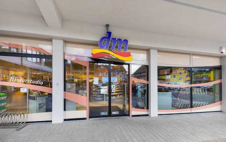 dm Studios: Vertretung von Handelskollegen oder Kurzarbeit
