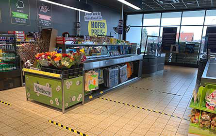 Abstand halten bei Hofer