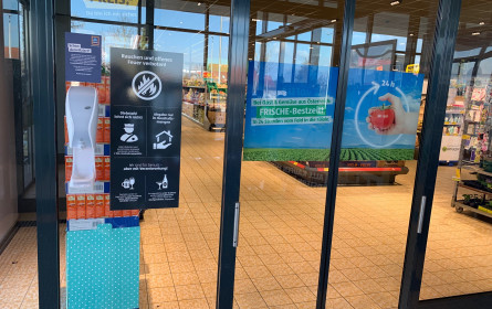 Hofer stattet österreichweit alle Filialen mit Handdesinfektions-Spendern für seine Kunden aus