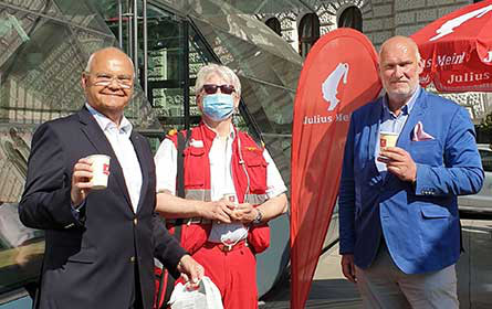 Kaffee und Kuchen für Wiener Einsatzkräfte beim Café Landtmann