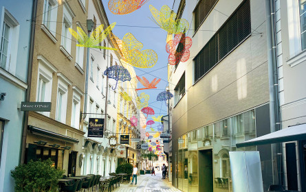 Im Sommer wird es in der Welser Fußgängerzone bunt über den Köpfen