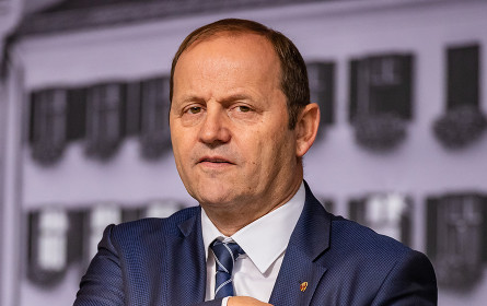 Frauennetzwerk Medien verleiht "Rosa Handtaschl" an Josef Geisler