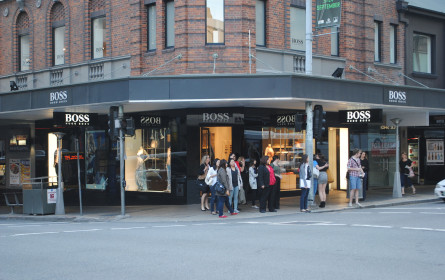 Hugo Boss schreibt Verluste, erwartet Erholung im zweiten Halbjahr