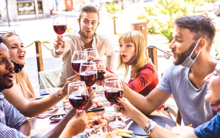 Österreicher vertrauen erfundenen Weingütesiegeln