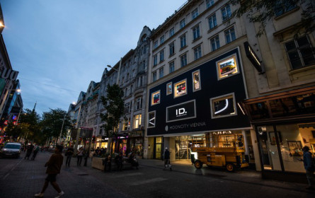 Mooncity Vienna E-Mobility Pop-up-Store erstrahlt in der Mariahilferstraße durch Porsche Media & Creative