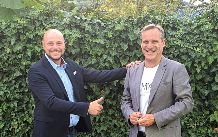 Martin Fürndraht gratuliert Gert Zaunbauer