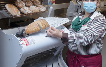 Spar schneidet jetzt Brot frisch auf