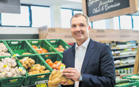 Hofer spart 1.000 Tonnen Plastik ein