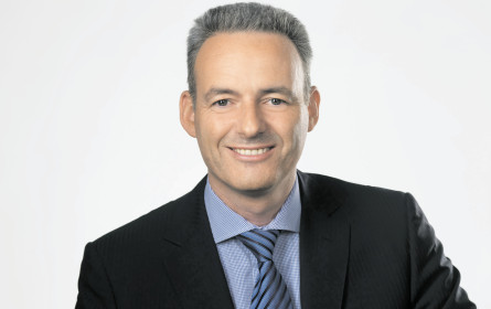 Unter die Arme gegriffen